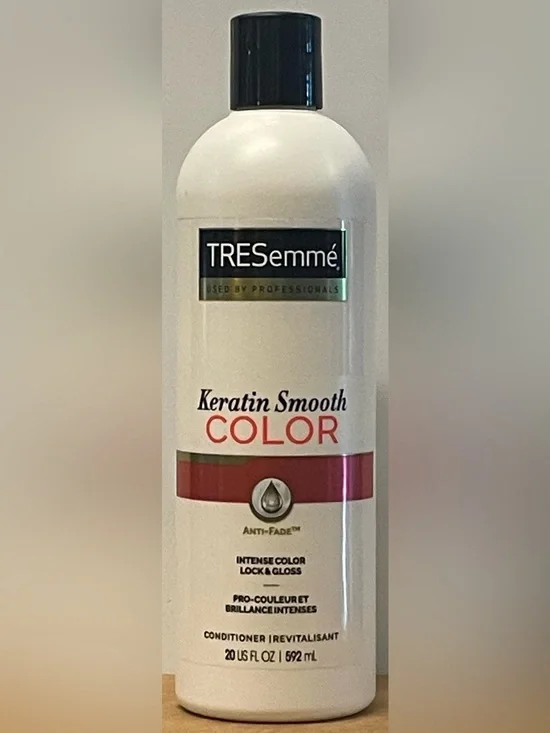 TRESemmé Keratin Smooth Color Conditioner - White with Red Accent