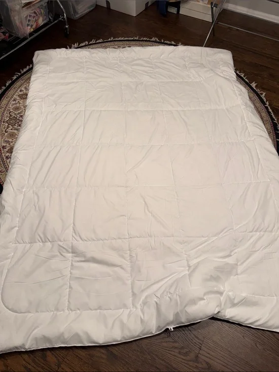 Plush White Comforter - Lightweight All-Season Comfort. Duvet insert