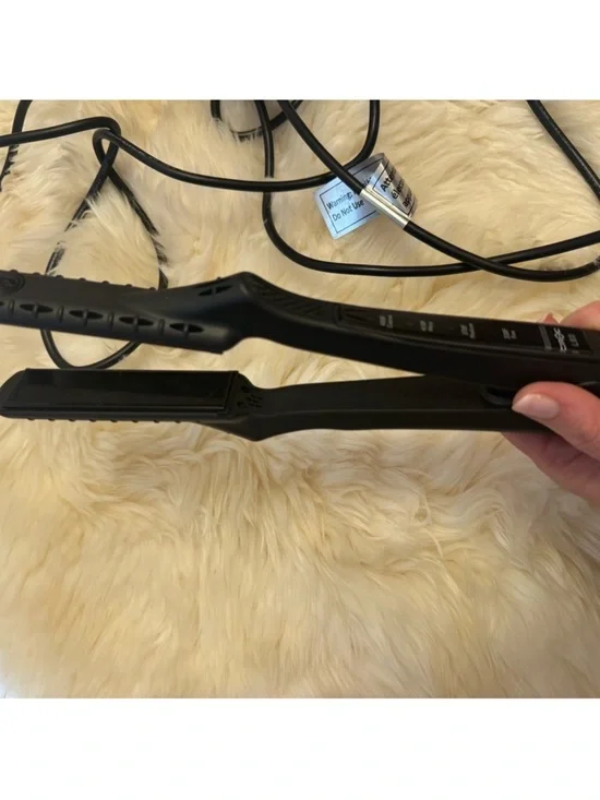 Croc LED Black Titanium Flat Iron 1 inch