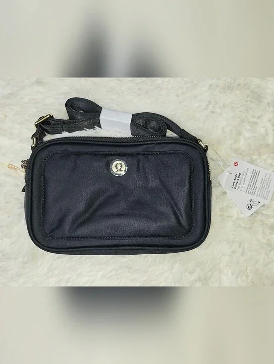 ​NWT Lululemon Crossbody Camera Bag 2L – Black / Gold (BLK/GOLD)