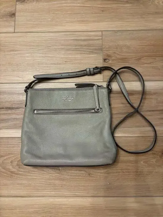 Kate Spade Jackson Pebbled Leather Large Crossbody Bag in Nimbus Grey
