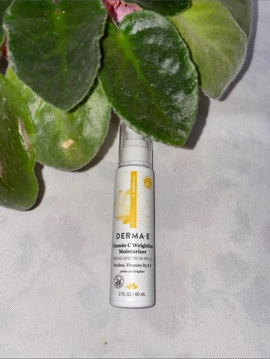 Vitamin C Weightless Moisturizer SPF 45 - White/Yellow