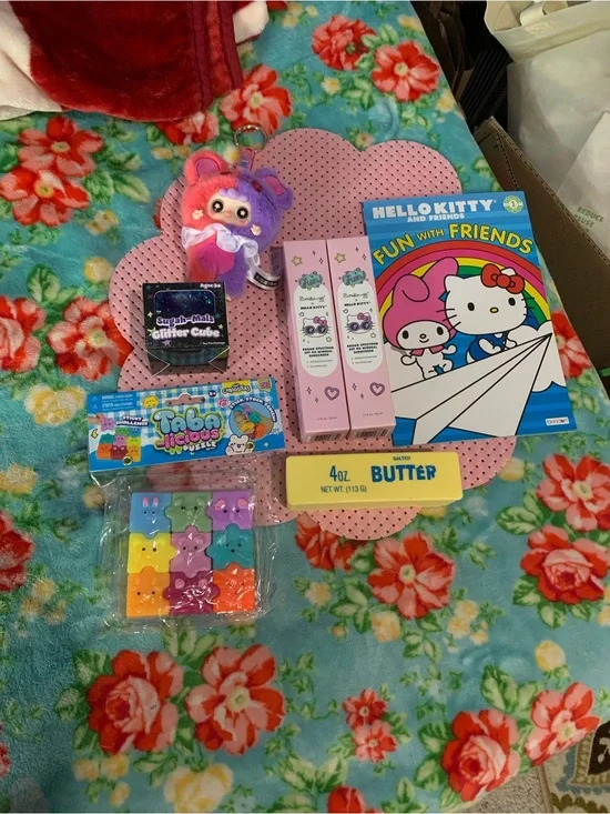 Bundle Hello Kitty Sunscreen & Squisys & Keychain