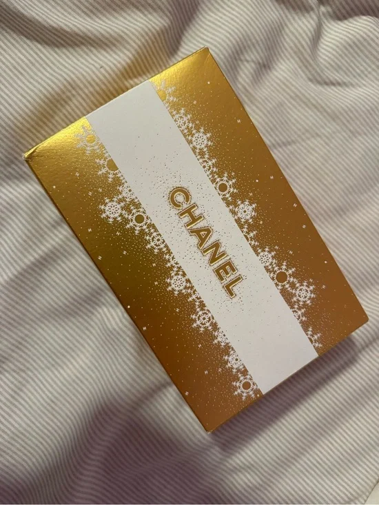 CHANEL Gold and White Festive Gift Box All eyes on make up set
