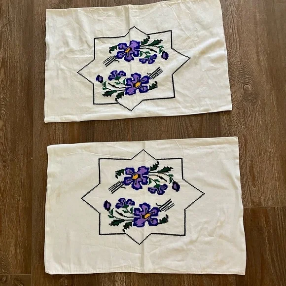 Embroidered Floral Linens 17/25 inches