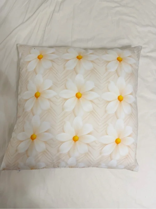 Floral Daisy Decorative Throw Pillow in Cream and Yellow
