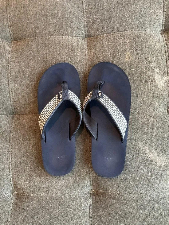 EUC Vineyard Vines Men's Micro Whale Classic Foam Flip Flops 11.5