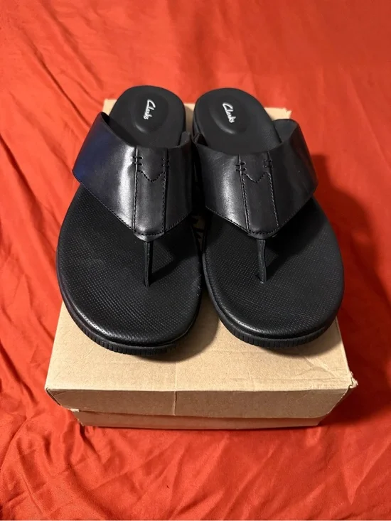 Clarks Men’s Black Leather Thong Sandals with Cushioned Footbed