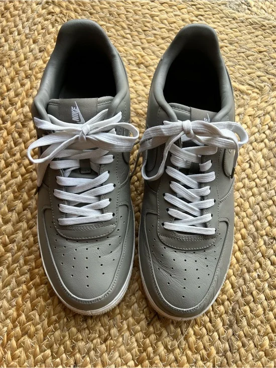Nike Air Force 1 Men’s Gray Leather Low-Top Sneakers with White Laces Size 10