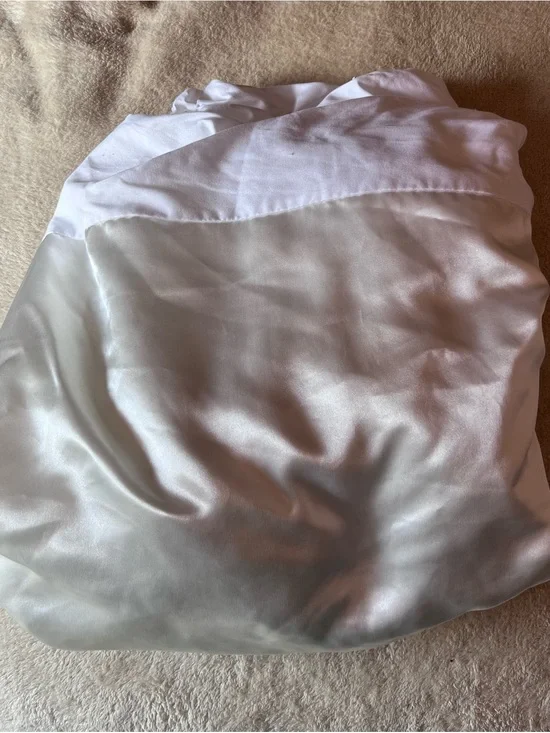 Comfort Linen Inc. fitted sheet with satin panel
