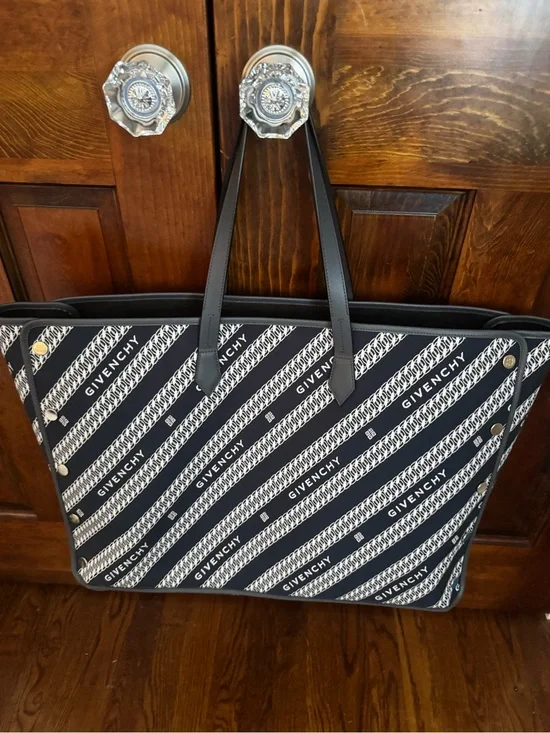 Givenchy xl signature tote bag.