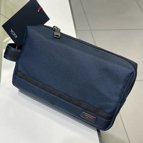 (new+tag) Tumi rare travel kit navy blue (unisex) large size 5”x8”x2.5”