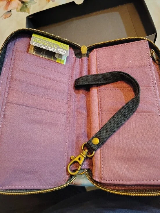 Travelon Women's Zip-Closure Wallet