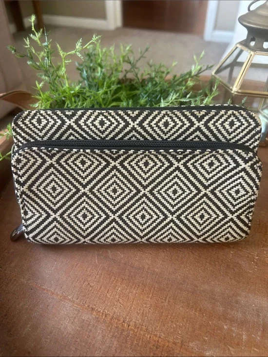 Thirty one Jewel  31 Black & White Zip Wallet