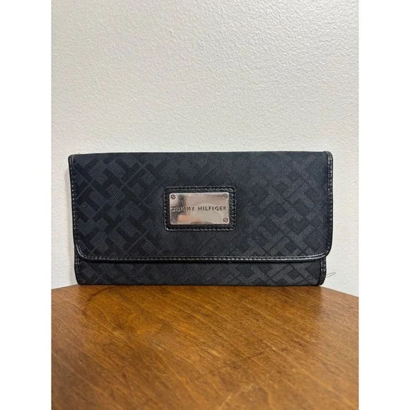 Tommy Hilfiger Black Monogram Trifold Wallet‎ Snap Closure Zip Pocket Organizer