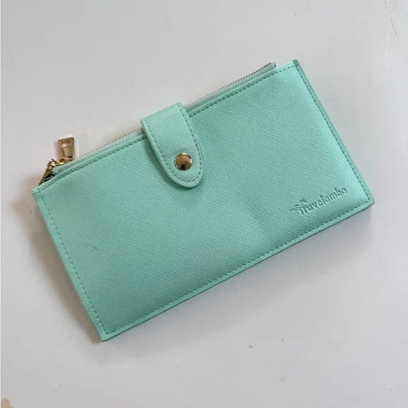 Travelambo Mint Green Women's Travel Wallet NWOT Vacation Pastel Card Holder
