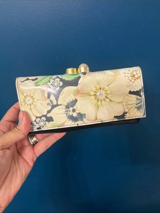 Ted Baker London Floral Print Wallet in Cream and Black
