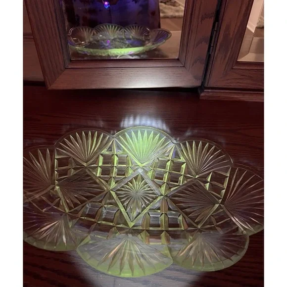Vintage Pressed Maganese Glass‎ Platter Plate Fan Starburst Cane 14X8.5 EAPG