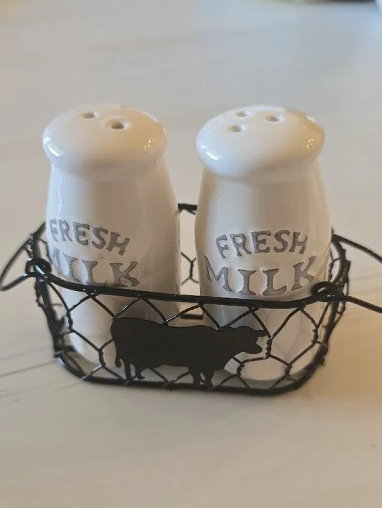 New Cracker Barrel Milk Bottle Salt and Pepper Shakers Set with Wire Basket