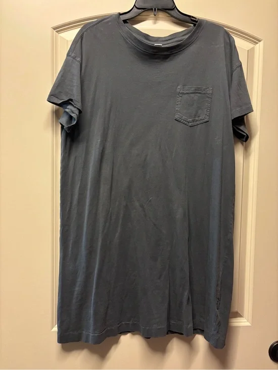 Old Navy Short Sleeve Pocket Tee in Washed gray - Large