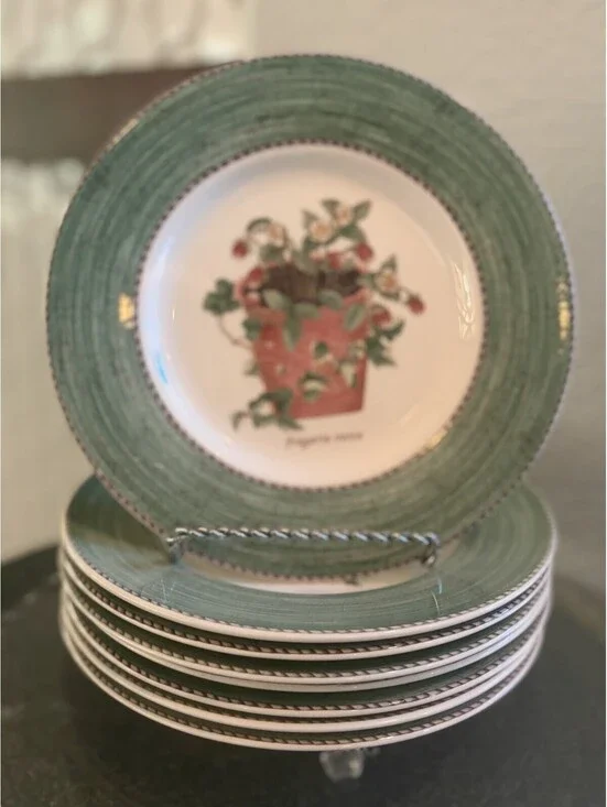 (8) Wedgwood Sarah's Garden Fragaria Vesca Salad Plates, 8 1/4