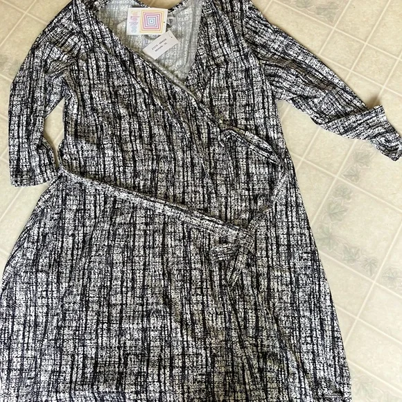 Lularoe Michelle True wrap New with Tags Dress Black White Slash Print‎