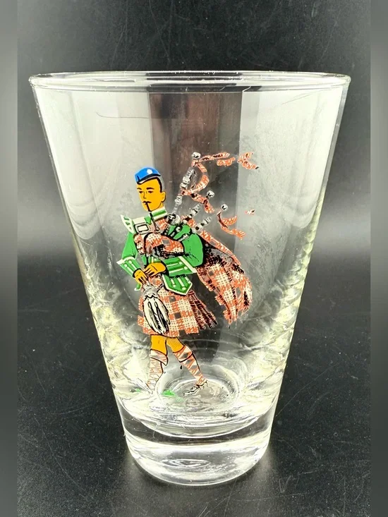 Scottish Highlander Clan bag pipe player glass. 12oz vintage (likely Libbey)