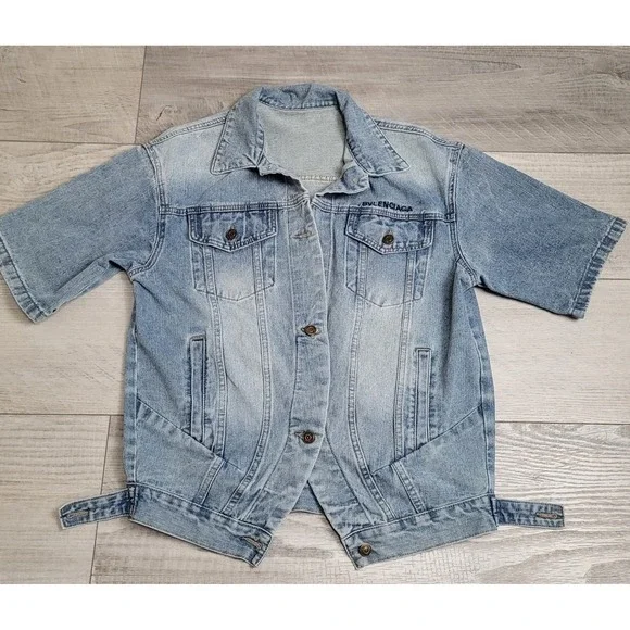Vintage Style Denim Jacket Womens L Light Wash‎ Distressed Trucker Sloping Hem