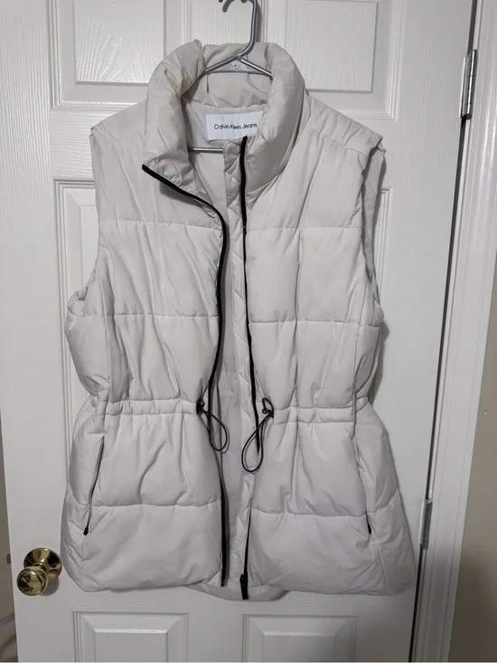 Calvin Klein Jeans Women's Light Cream Quilted Puffer Vest