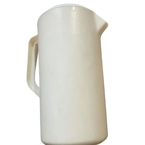 Vintage Rubbermaid‎ Cream color 2.25 Qt. J-2445 Pitcher w/White Lid