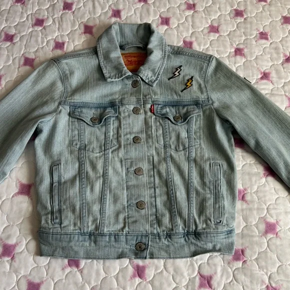 Levi’s Classic Light Wash Denim Trucker Jacket Decorative Patches Women’s Small
