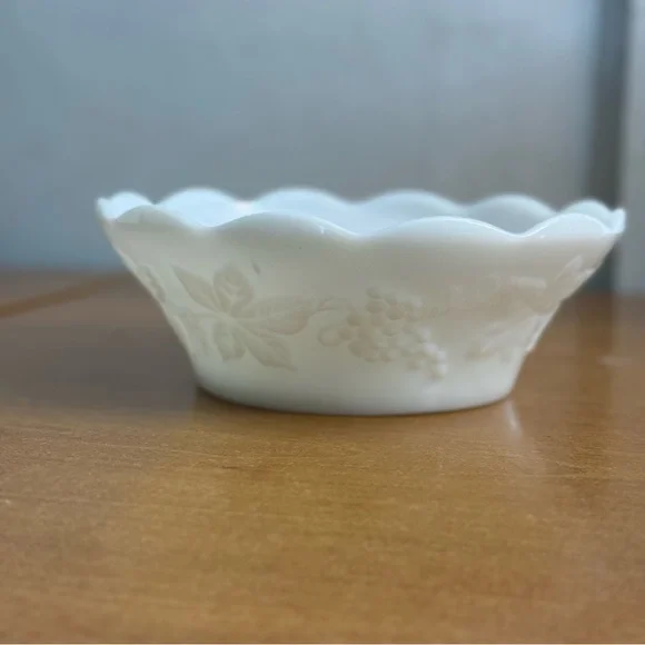 Vintage Fenton milk glass scalloped edge, fruit‎ serving bowl with grape pattern