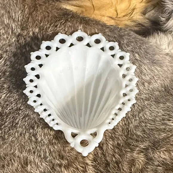 White Decorative Shell Dish (5425)