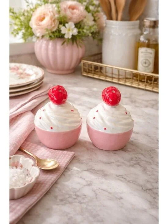 New Valentines Day Cupcakes W/ Strawberries Salt & Pepper Shakers Dinning Set