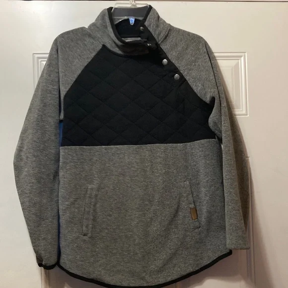 Gray‎ and Black Quilted Pullover S
