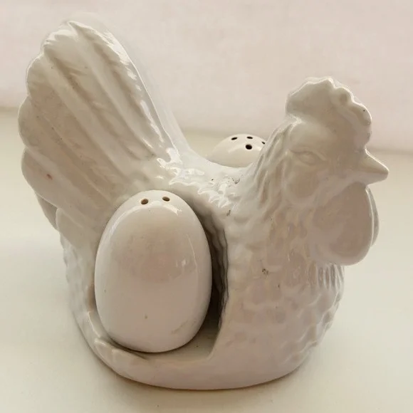 Chicken with Egg Salt and Pepper Shaker Set Farmhouse Cottage‎ Napkin Holder