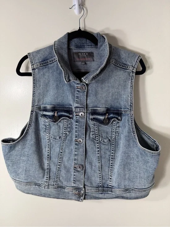 Torrid Floral‎ Embroidered Light Blue Denim Vest Plus Size 2X