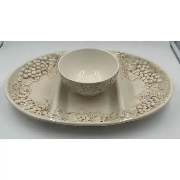 Harry And David Grapes Embossed Ivory 16.5
