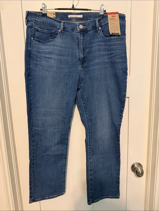 Levi's NWT Women's Straight Leg Jeans in Medium Blue Size 33 or 16S