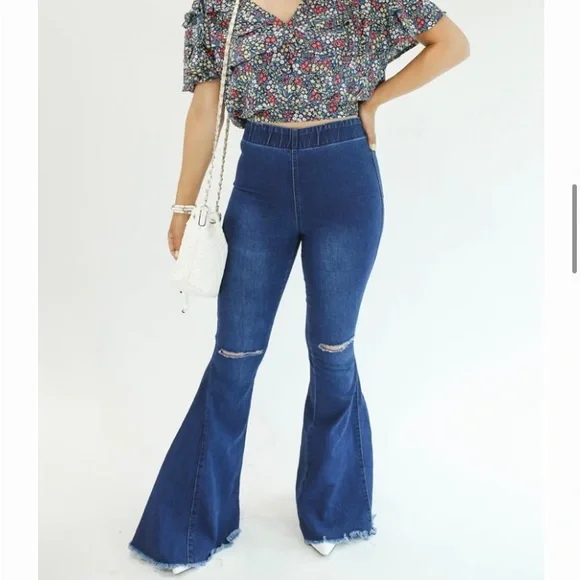 The Logan high waist Flares in dark denim. Elastic waist. Sz L. Boutique