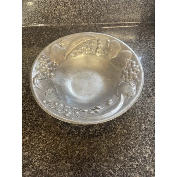Metal Round Bowl Dish by The Wilton Co RWP Round Pewter Salad / Fruit Bowl 9