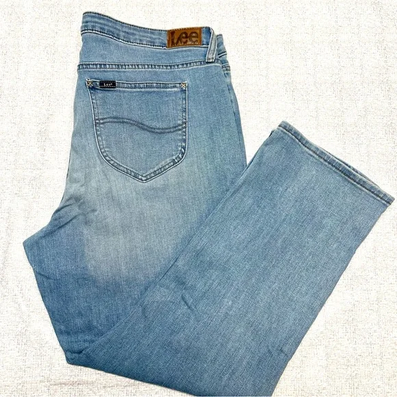 Lee Women’s Legendary Regular Fit Straight Leg Jeans Size 18 Short - Anchor Wash