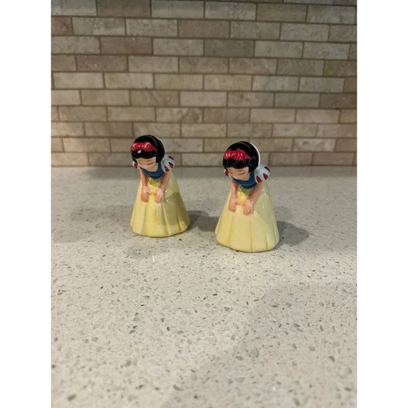 Disney's Snow White Salt/ Pepper Shaker With‎ Bottom Cap. Good Condition