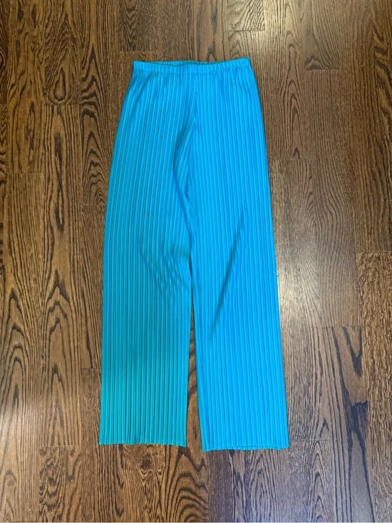 Pleated Wide-Leg Pants in Bright Aqua