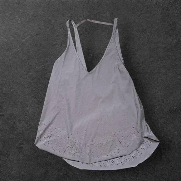 Lululemon Athleisure Perforated Tank Top Women's Size‎ 6 Lavender V Neck