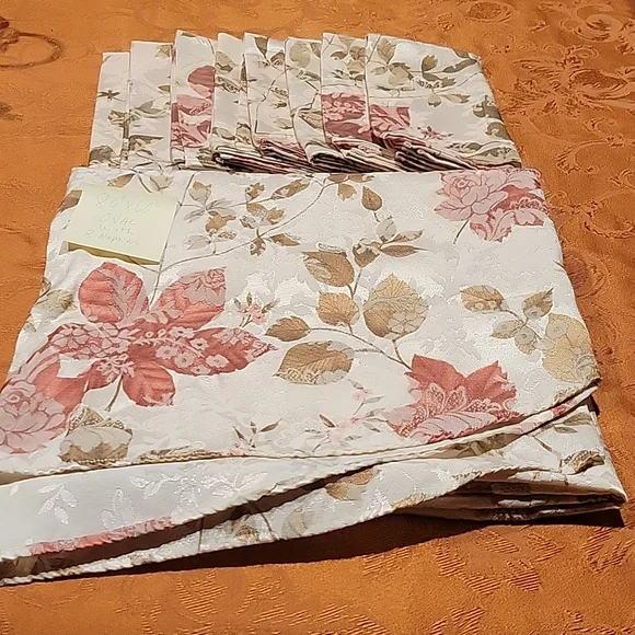 Vintage WC Designs oval table cloth with napkins EUC