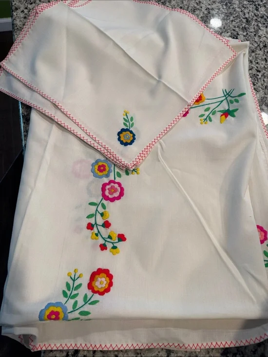 Vintage tablecloth and napkins lot floral