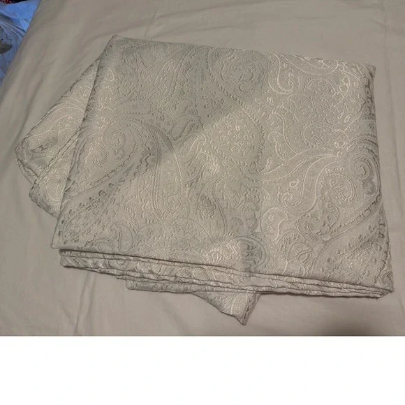 Waterford Fine Linens White Paisley Damask Rectangular Tablecloth‎ 70x126