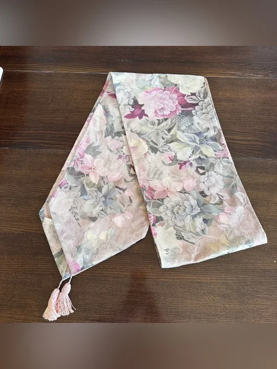 Vintage Floral Table Runner w Tassels 11.5x104