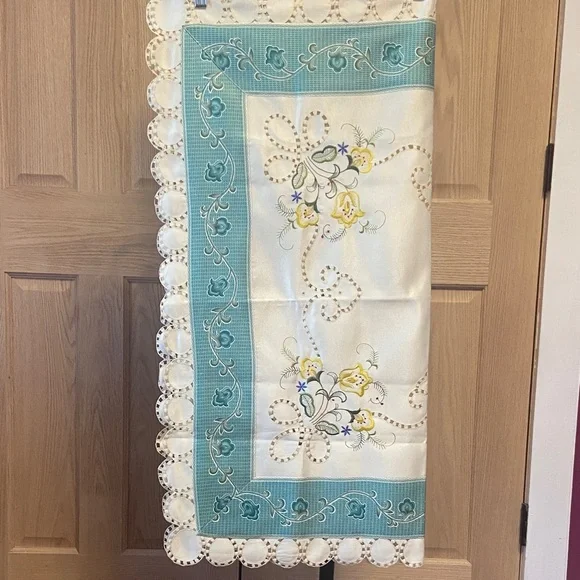 Chic Embroidered Small Table Clothe with Floral Design